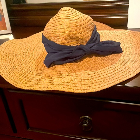Forever 21 Accessories - Large Sunhat with Navy Bow